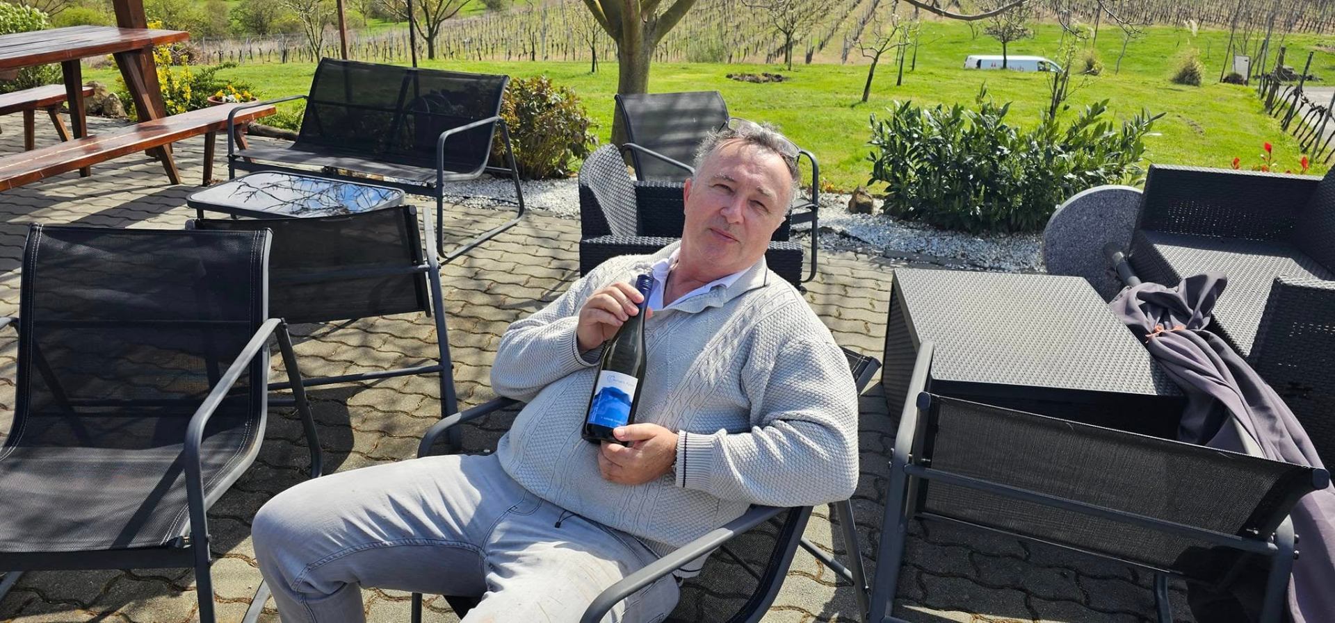 Horváth borász a teraszon